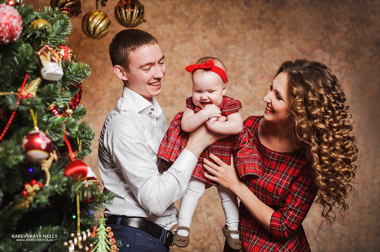 Позы для семейной фотосессии новогодней с детьми в студии